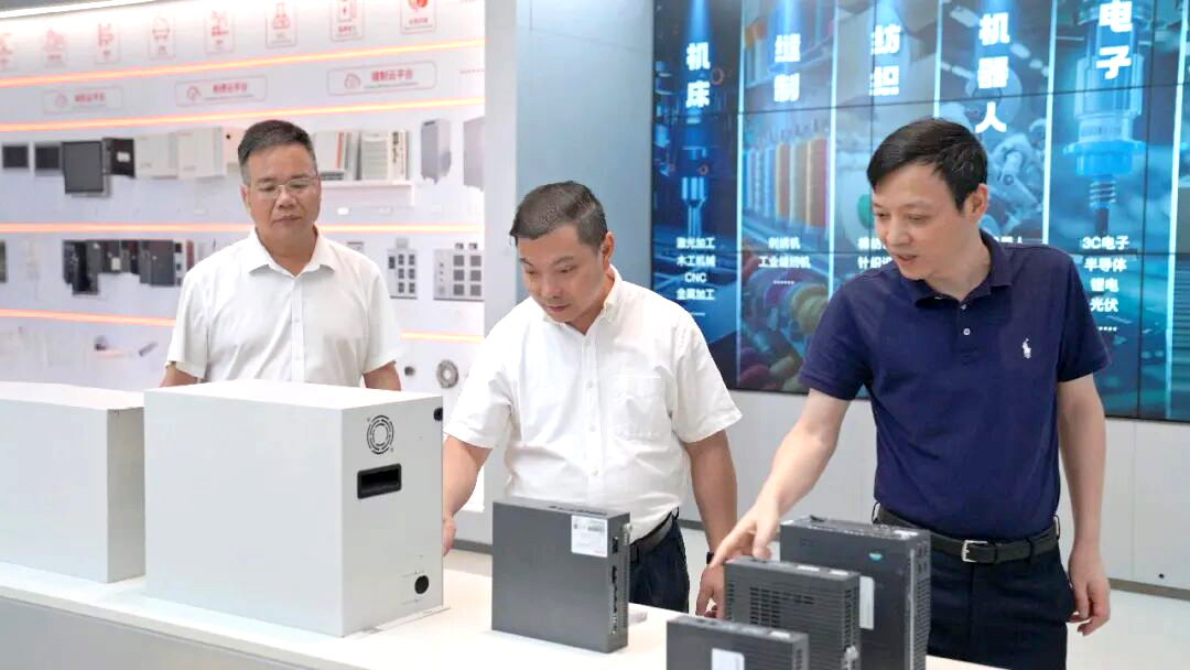 福州高新區(qū)領導一行蒞臨睿能科技調研指導(圖1) 福州高新區(qū)領導一行蒞臨睿能科技調研指導(圖1)